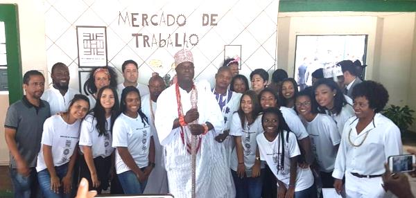 Projeto despertou o interesse do Rei de Ifé, na Nigéria, que visitou os estudantes na Escola Estadual Professor Zoroastro Vianna Passos. Foto: Franciele Xavier (SEE/MG)